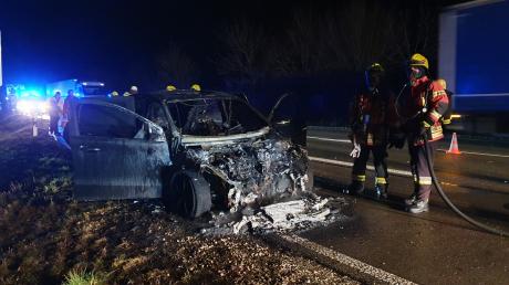 Völlig ausgebrannt ist ein Hybrid-Fahrzeug in der Nacht zum Freitag nahe Kaisheim. Der Fahrer kam mit dem Schrecken davon.