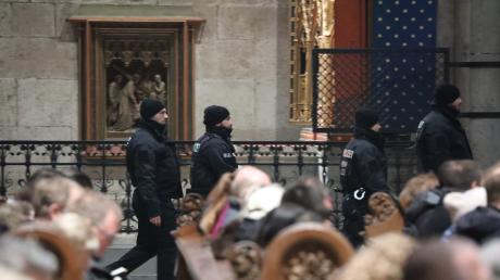 Polizisten laufen während des Pontifikalamtes durch den Kölner Dom. Grund war eine Terrorwarnung. 
