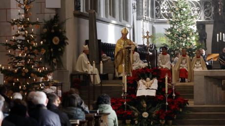 Bischof Bertram Meier zelebrierte am ersten Weihnachtsfeiertag einen Gottesdienst im Dom.