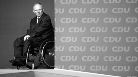 Der frühere Bundestagspräsident Wolfgang Schäuble ist tot. Der CDU-Politiker sei im Kreise seiner Familie zu Hause am Dienstagabend gegen 20 Uhr friedlich eingeschlafen. 