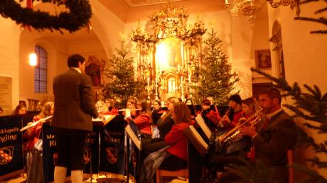 Die Stammkapelle der Musikkapelle Rögling leistete ihren musikalischen Part zum Gelingen des großen Gemeinschaftskonzerts.
