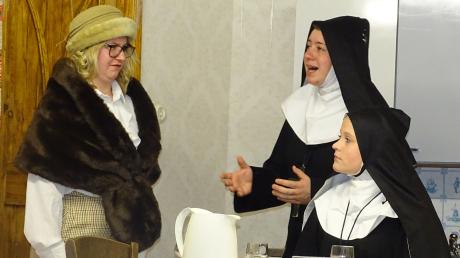 Die Gangsterbraut Olga (Sarah Fischer, links) bedroht die Nonnen  Schwester Erbana (Tamara Fischer) und Schwester Aurea (Ronja Reichlmayr, rechts).