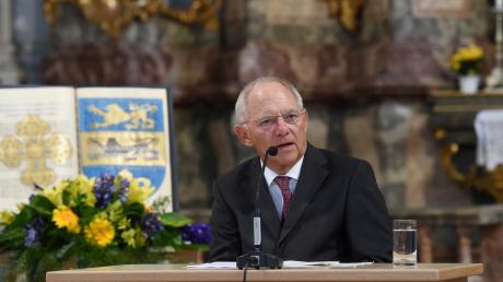 Wolfgang Schäuble hat 2016 den europäischen St.-Ulrichs-Preis in Dillingen erhalten. Am 26. Dezember ist der CDU-Politiker im Kreise seiner Familie gestorben. Das Bild entstand in der Dillinger Studienkirche. Im Hintergrund die Urkunde. 