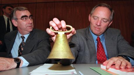 Der damalige Bundesfinanzminister Theo Waigel im Februar 1997 mit dem damaligen CDU/CSU-Bundestagsfraktionsvorsitzenden Wolfgang Schäuble.