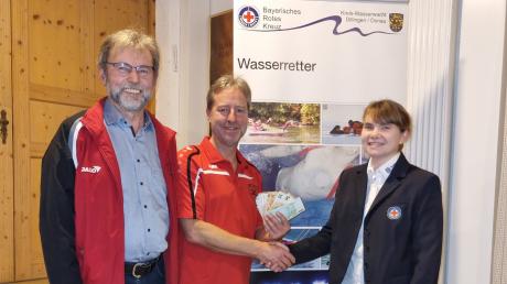 Kassier Peter Fischer und Vorsitzender Erich Vogler bei der Spendenübergabe an Jana Trapp von der Wasserwacht-Ortsgruppe Wertingen (von links).