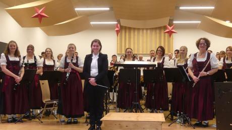 Der Musikverein Oberrieden mit Dirigentin Marion Holzhey bekam beim Abschiedskonzert der Dirigentin viel Beifall von den Gästen. 

 

