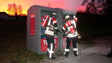 Die Feuerwehren Aichach und Ecknach mussten am Mittwochnachmittag einen brennenden Altkleidercontainer an der Augsburger Straße zwischen Ecknach und Aichach löschen. Ein Feuerwerkskörper hatte laut Polizei den Brand ausgelöst.
