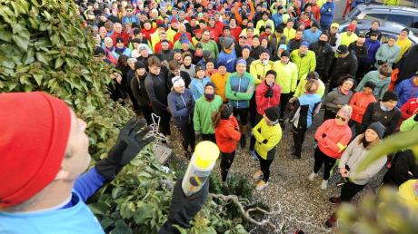Über 300 Läufer versammelten sich wohl auch dieses Jahr wieder zum Butterbrezellauf zu Gunsten der Kartei der Not beim Gasthof Adler (Holzheim). 