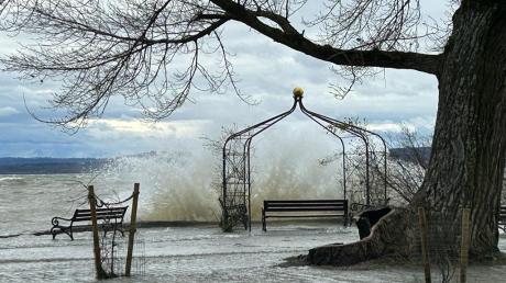 Sturmflut
Hohe Wellen prallten an die Herrschinger Promenade, als vor Weihnachten tagelang Sturmböen über dem Ammersee fegten.
