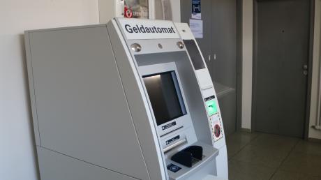 Ein neuer, gebrauchter Geldautomat ermöglicht den Maihingerinnen und Maihingern wieder, im Ort Geld abzuheben. 