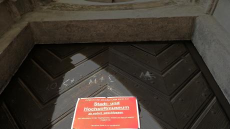 Dieses Schild ist vor drei Jahren aufgrund der Coronapandemie aufgehängt worden. Nun ist es aber wieder aktuell: Aufgrund von Baumaßnahmen ist das Dillinger Hochstiftsmuseum ab sofort geschlossen. 