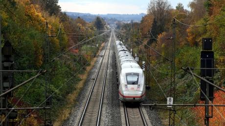 Verkehrsminister Christian Bernreiter macht Halt in Zusmarshausen, um über den geplanten Ausbau der Bahnstrecke zwischen Ulm und Augsburg zu sprechen