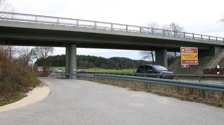 Seit Anfang April war die Brücke über die Bundesstraße B300 bei Unterwittelsbach-Nord wegen Sanierungsarbeiten gesperrt. Inzwischen ist sie wieder für den Verkehr freigegeben.