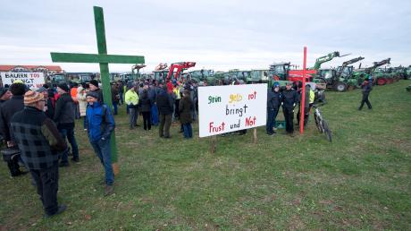 Bei einer Mahnwache am Ortsrand von Leeder protestierten Landwirte aus der Region gegen die aktuelle Politik.