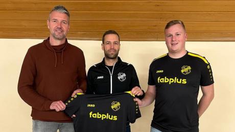 Benjamin Jall (Mitte) ist ab sofort sportlicher Leiter beim SC Tapfheim. Auf eine erfolgreiche Zusammenarbeit freuen sich der neue Trainer Stefan Fischer (links) und Co-Trainer Marcel Zengerle (rechts).