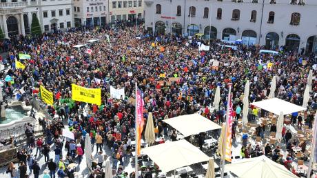 Der Augsburger Rathausplatz wird am Samstag Schauplatz der Demo "Augsburg gegen Rechts". Die Polizei rechnet mit weitreichenden Verkehrsbehinderungen in der Innenstadt.