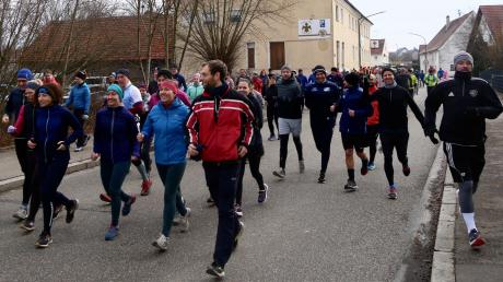 Fast 300 Läuferinnen und Läufer starteten am Sonntag beim Gasthof „Adler“ zum 20. Silvester-Butterbrezellauf in Holzheim. 