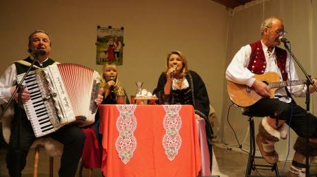 Die „Königin der Volksmusik“, Angela Wiedl, ihr Mann und Ur-Schäfer Uwe Erhardt und ihr Bruder und Buffo-Tenor Richard Wiedl nahmen ihre Fans mit auf eine musikalische Reise mit viel alpenländischer und weihnachtlicher Stimmung. Unterstützt wurden sie von der elfjährigen Gina Wiedl.