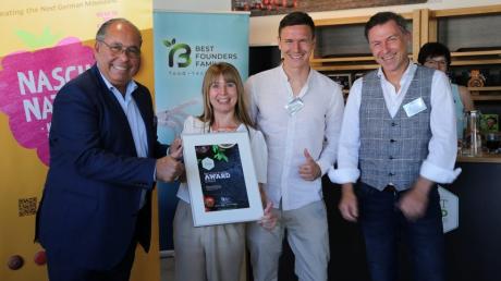 Für ihren Gründergeist haben Andrea Schlumpp und Markus Smarzoch (Mitte) eine Auszeichnung erhalten: den Best Food Founder Award 2023.