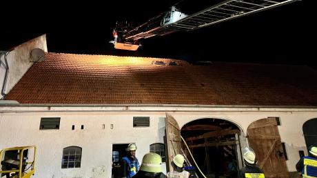 In Schiltberg geriet in der Silvesternacht der Dachstuhl einer Lagerhalle in Brand. Mehrere Feuerwehren waren im Einsatz.