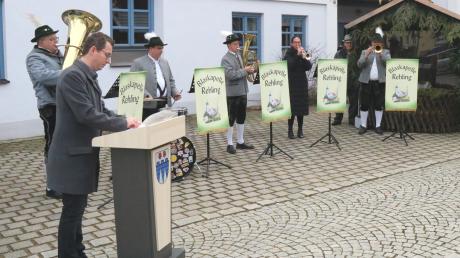 Rehlings Bürgermeister Christoph Aidelsburger blickte auf die wichtigsten Aufgaben in diesem Jahr voraus. Die Rehlinger Blaskapelle überbrachte musikalische Neujahrsgrüße.