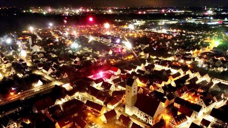 Überall im Landkreis Günzburg, wie hier über Leipheim, war der Himmel vom Feuerwerk hell erleuchtet.