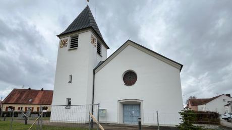 Ein Bauzaun deutet es an: Die Schwörsheimer Kirche ist momentan gesperrt.