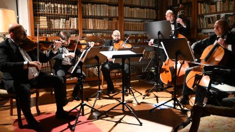 
Beim ersten Jahresabschluss-Konzert auf Schloss Haldenwang trat ein Streichquintett der niederbayerischen Kammerphilharmonie auf.