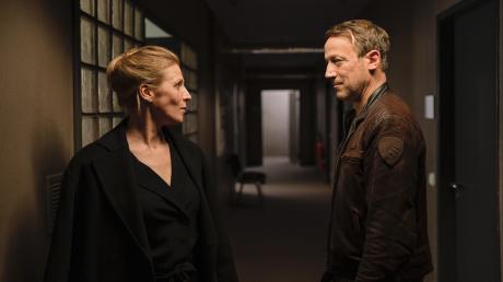 Thorsten Falke (Wotan Wilke Möhring) und Julia Grosz (Franziska Weisz) ermitteln ein letztes Mal gemeinsam: Szene aus dem Tatort heute ("Was bleibt").