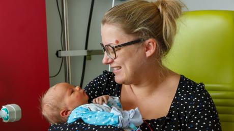 Der kleine Laurin, der an Neujahr um 0.02 Uhr in der Uniklinik zur Welt kam, macht das Glück von Mama Katja aus Adelsried perfekt.