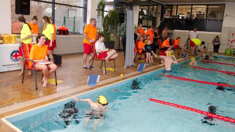 Mit dem 24-Stunden-Schwimmen in Bäumenheim wollen Wasserwachten, Vereine und Privatpersonen auf die Situation der sanierungsbedürftigen Hallenbäder aufmerksam machen. 