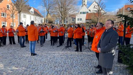 Mit Böllerschüssen und Musik wurde in Mering das neue Jahr eingeläutet. Bürgermeister Florian Mayer hielt eine Ansprache.
