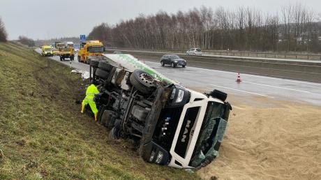 Bei einem Unfall auf der A8 hat ein Lkw 30 Tonnen Getreide auf der Autobahn verloren.
