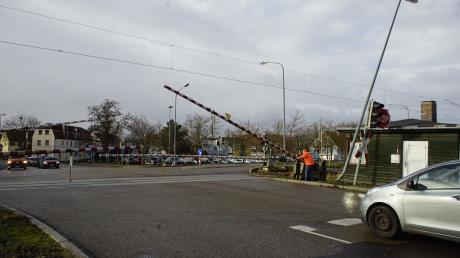Bei einem Unfall am Dienstagabend in Nördlingen beschädigt ein Autofahrer die Ampel an einem Bahnübergang. Am Mittwochmorgen steht die Ampel noch schief, der Verkehr läuft jedoch.
