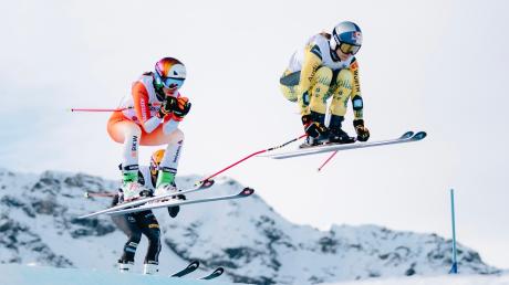 "Aus dem Windschatten heraus mit Überspeed an den anderen vorbeizufahren, ist ein unschlagbares Gefühl": Johanna Holzmann (vorne) gehört inzwischen zur Weltspitze im Ski-Cross.
