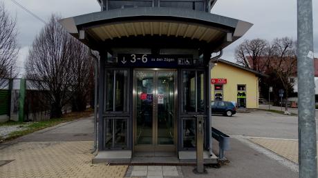 Der Aufzug am Meringer Bahnhof hat sich als widerspenstig erwiesen. Die Deutsche Bahn spricht von einem Defekt, der schnell behoben werden soll.
