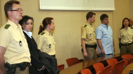 Die Angeklagten Zaneta C. (Zweite von links) und Mehmet A. (Zweiter von rechts) im Mai 2006 bei der Neuauflage des Prozesses um den Tod der kleinen Karolina aus Weißenhorn vor dem Landgericht München II.