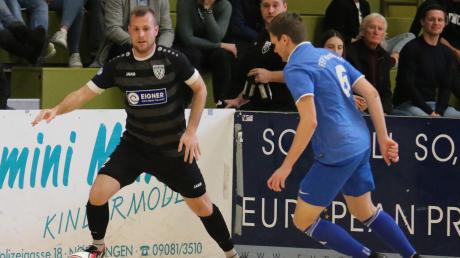 Einziger Spieler des TSV Nördlingen, der beim ersten Futsal-Endrundenturnier Donau im Januar 2020 auch schon dabei war: Alexander Schröter (links). Im blauen Trikot Christian Berghammer vom FSV Reimlingen.