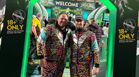 Simon Lenk (rechts) und Markus Bissinger vom FC Ehekirchen besuchten in passender Verkleidung die Darts-WM in London.