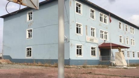 Die Schule im türkischen Ekinözü muss nach dem schweren Erdbeben im vergangenen Jahr abgerissen werden. Bäumenheimer wollen helfen.