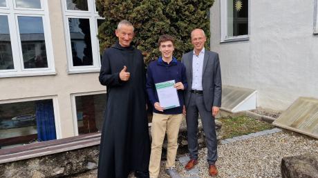 Jonas Ruppert, der im Gymnasium in St. Ottilien sein Abitur gemacht hat, freut sich zusammen mit Pater Theophil Gaus und Schulleiter Andreas Walch über seinen BUW-Hauptpreis.