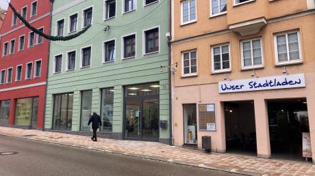 Drei Häuser, eine Realität in der Reichsstraße: Der Stadtladen rechts ist Teil des Wandlungsprozesses, ebenso das Versicherungsbüro im Ladenlokal in der Mitte. Der Laden links steht leer.