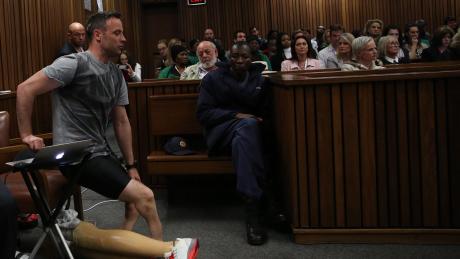 Oscar Pistorius bei seinem Berufungsprozess 2016 in Pretoria. Dabei musste er seine Prothesen ablegen und demonstrieren, wie er sich ohne Gehhilfen fortbewegen kann.
