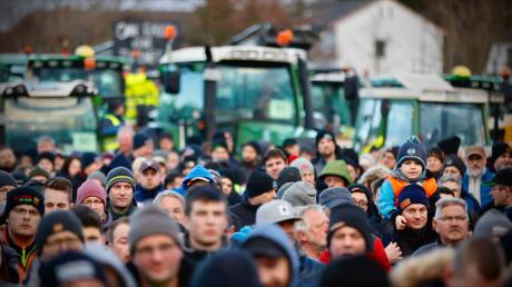 Bauern protestieren deutschlandweit gegen Pläne der Ampel, wie hier bei einer Kundgebung des Bauernverbandes mit Schlepperkorso in Günzburg.