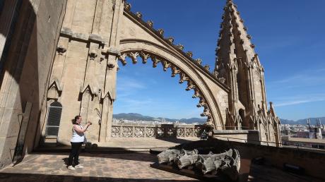 Die Terrasse der Kathedrale von Palma bietet Besuchern einen Ausblick über die Stadt. Zuvor müssen die 215 Stufen erklommen werden.