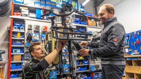 Fahrrad Berchtold war schon immer ein Familienbetrieb. Heute arbeiten Zweirad-Mechatroniker Lukas Bertele und Papa Luigi in der Werkstatt zusammen.