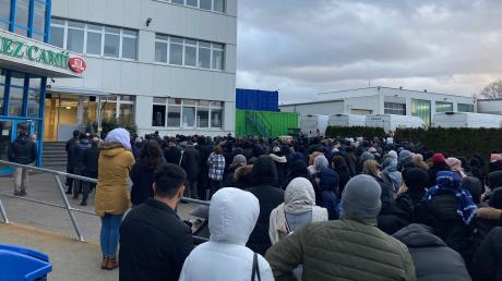 Angehörige, Freunde und Bekannte haben bei einer Trauerfeier an der Ditib-Moschee in Ulm Abschied von der getöteten 15-Jährigen genommen.