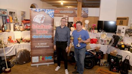 Karl Schmid (rechts) aus Pfaffenhausen wurde mit 126 Guten nicht nur der Sieger des 38. Turniers, sondern auch VG-Meister und freute sich über den Motorroller. Wie es Brauch und Sitte ist, überreichte Benjamin Adelwarth ihm die beiden Pokale.