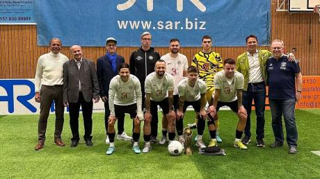 Der TSV Landsberg sichert sich beim SAR-Cup in Dingolfing den Turniersieg und die Siegerprämie.