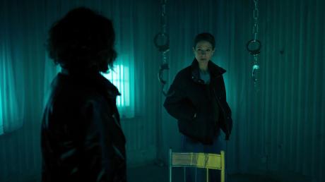 Johanna Stern (Lisa Bitter) und Lena Odenthal (Ulrike Folkerts) ermitteln in einem düsteren Fall: Szene aus dem Tatort heute aus Ludwigshafen ("Avatar").